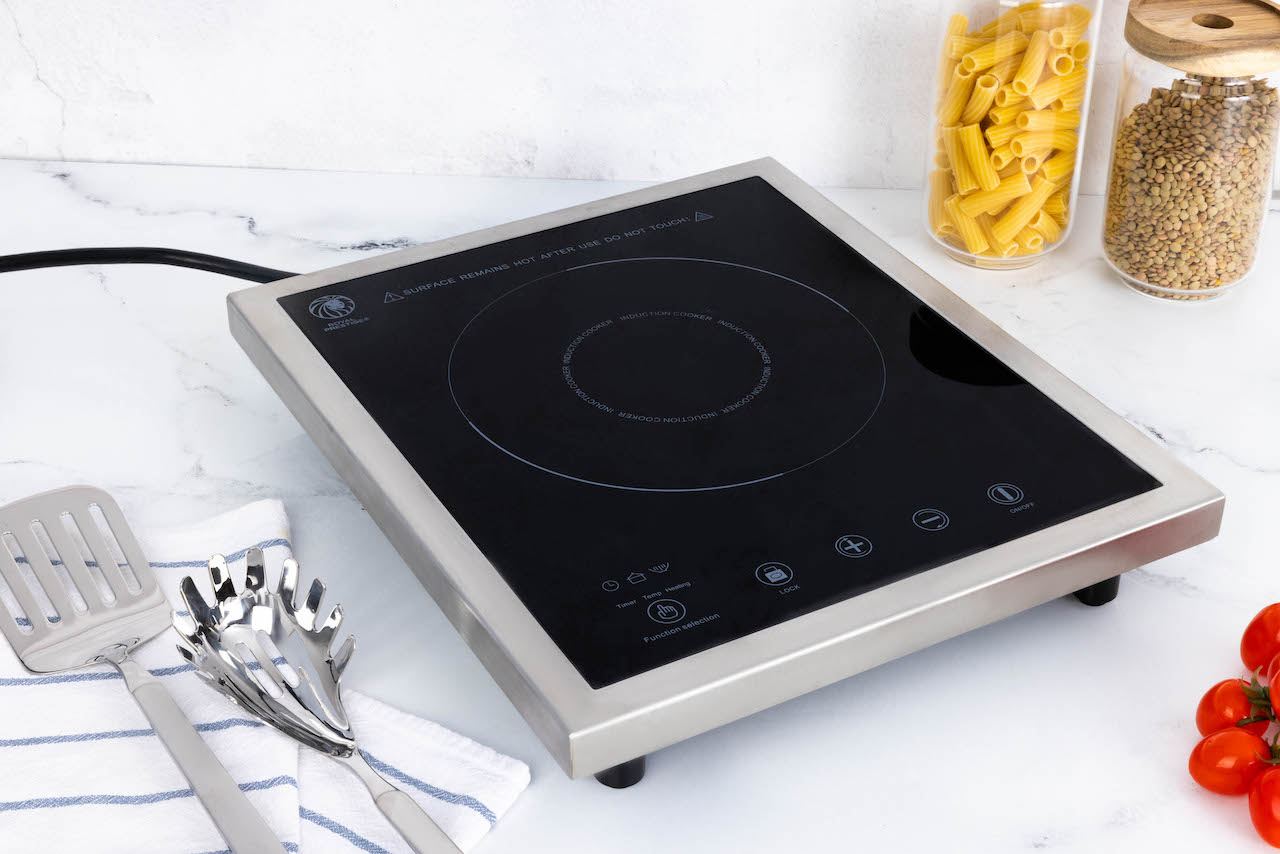 4_induction-stove_lifestyle-image